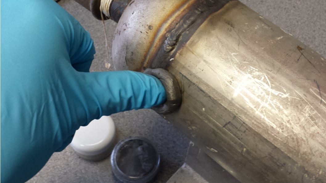 2020-05-21-Epoxy-Putty.jpg چسب (بتونه اپوکسی) مناسب آب بندی و پرکردن خلل و فرج ها سطوح بتنی ،سنگ و قطعات فایبر گلاس - Image 1